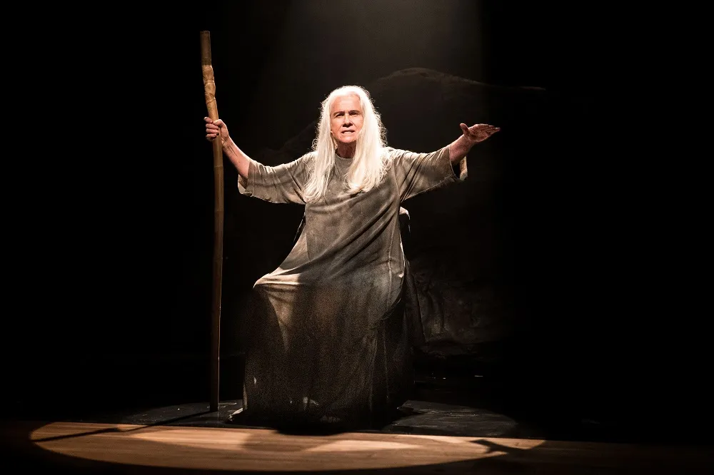Vera Holtz credita a “Ficções” o fato de ter ainda mais fé na força do teatro