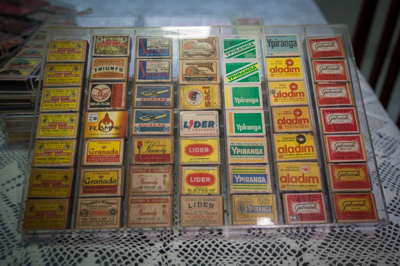 Qual dessas marcas você conhece? Anizio Araújo guarda todas as embalagens em caixas de acrílico