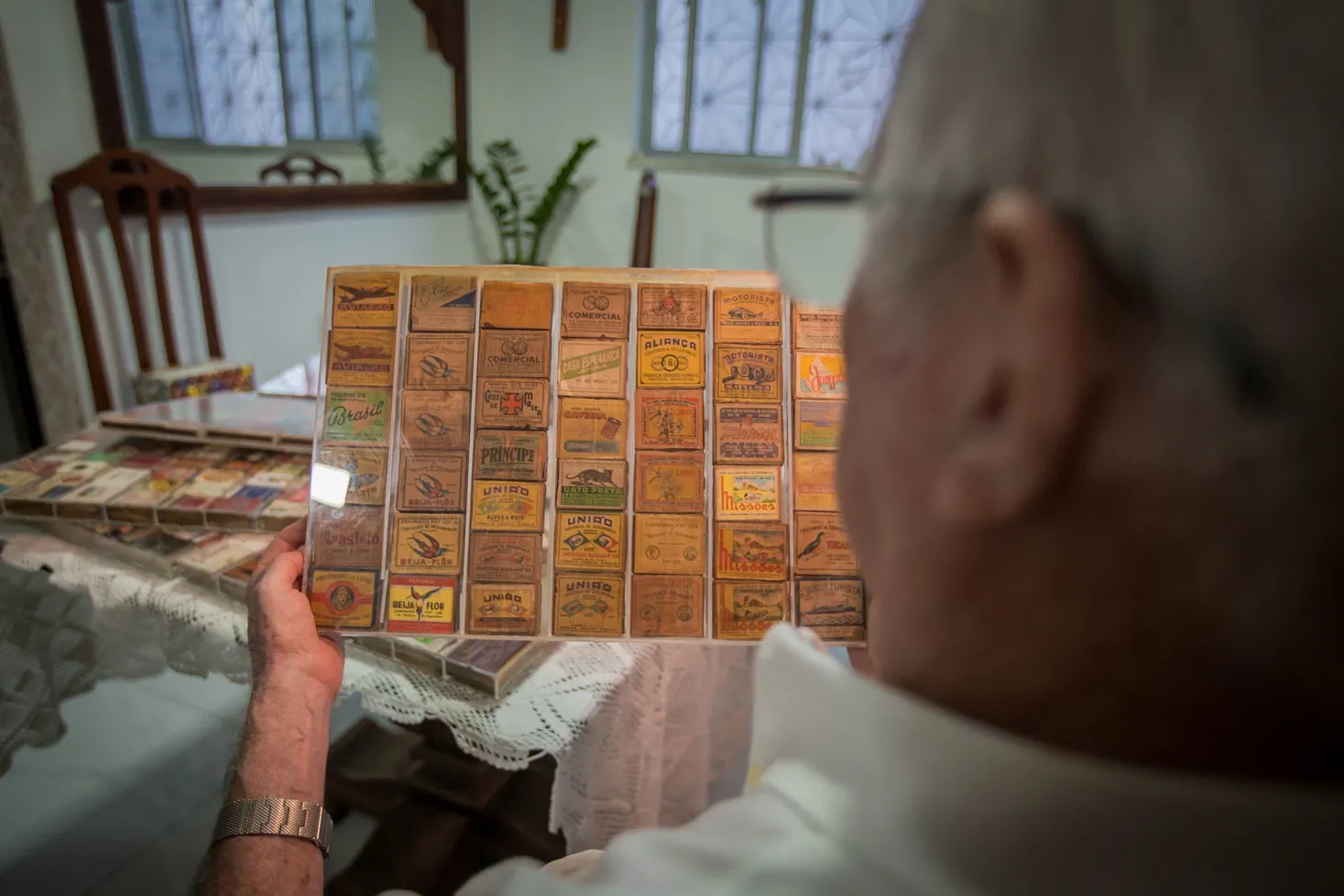 Anizio Araújo observa a própria coleção: dedicação, cuidado e amor