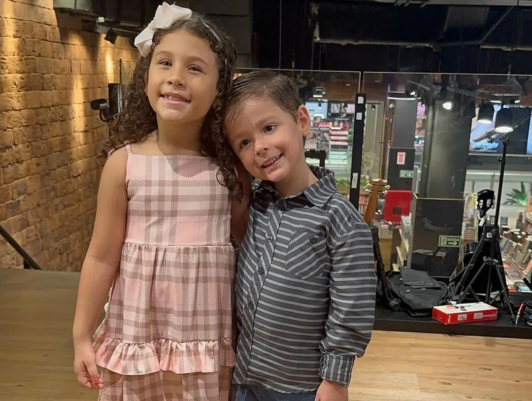 Lis Maria e Bê Alencar, de sete e seis anos, assinam 