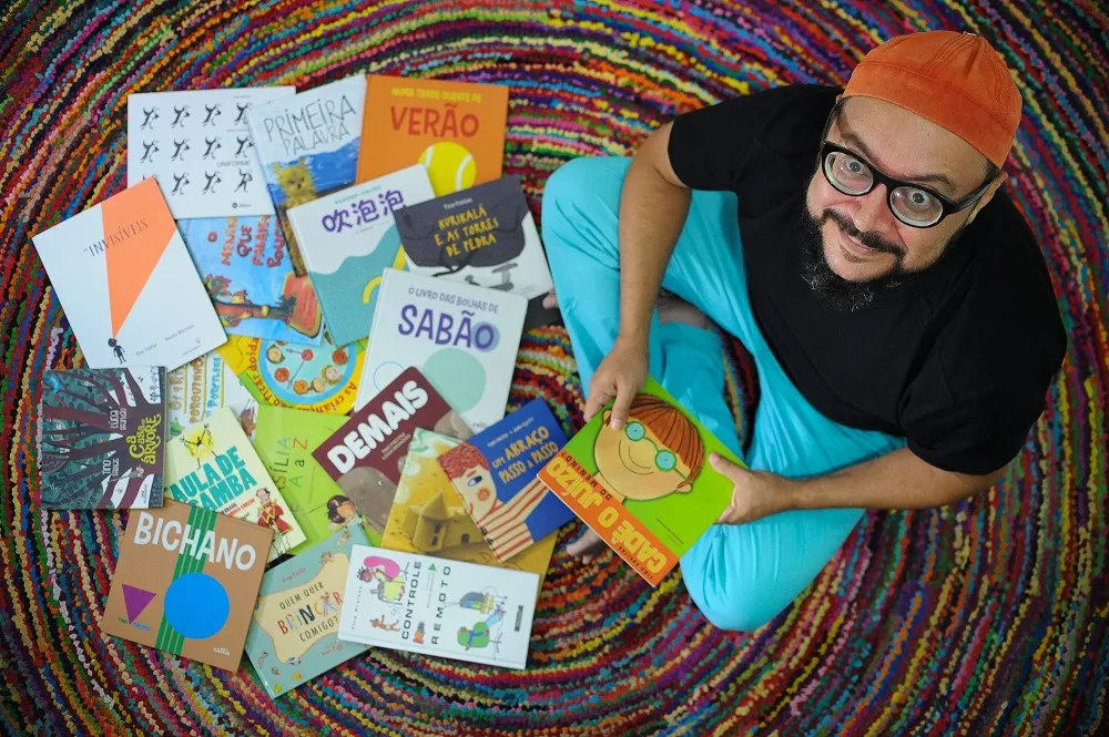 Tino Freitas prioriza nas obras o humor, a crítica social e o experimento com o suporte livro