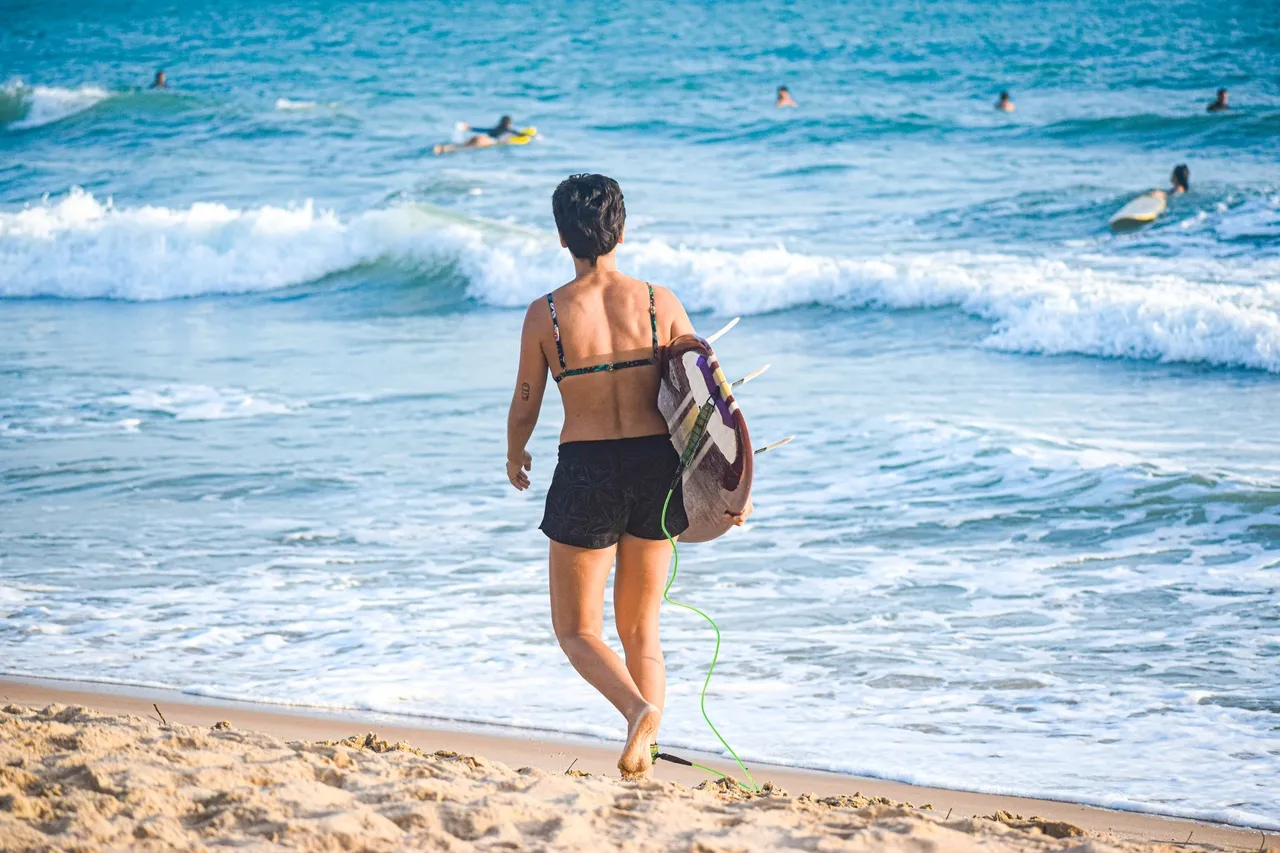 Para Beatriz Cortez, o contato com a praia logo cedo faz diferença para ter um dia mais leve e com a cabeça mais quieta