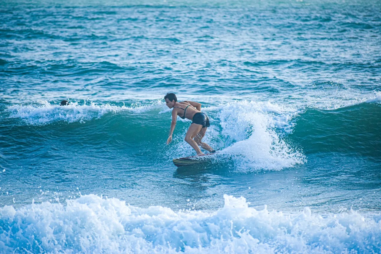 Beatriz Cortez a pratica surf três vezes por semana e viu a relação com o mar ser transformada nos últimos cinco anos