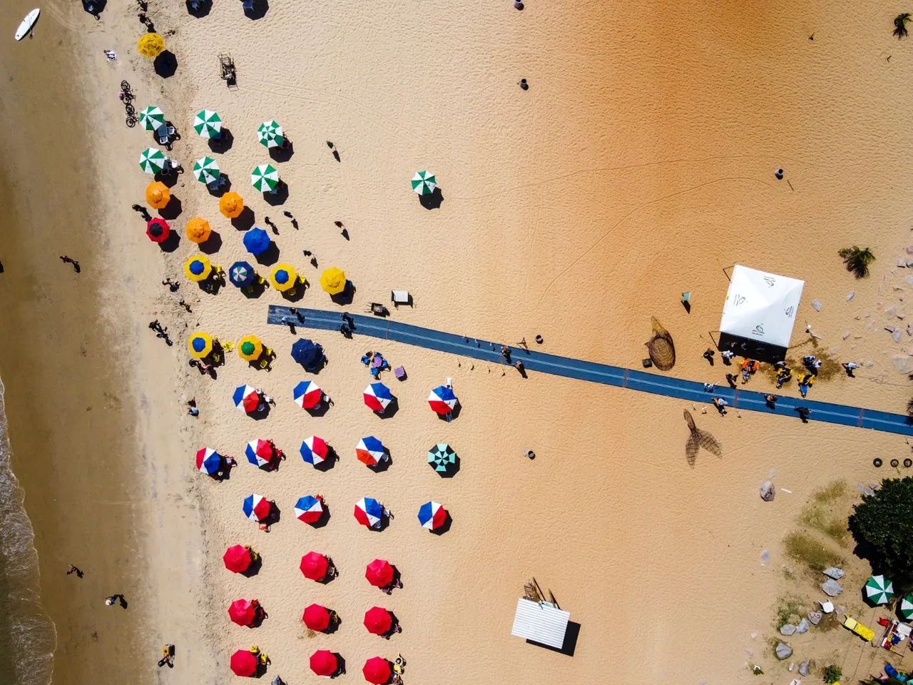 A iniciativa “Da Casa ao Mar”, da Casa de Cuidados do Ceará, leva pacientes em longo tempo de internação para a Praia de Iracema, para uma experiência fora do ambiente hospitalar