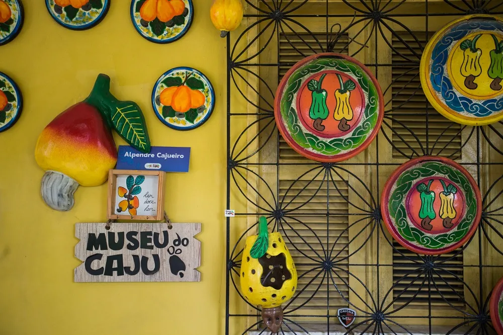 O museu é feito de vários cantinhos, dentre eles alpendre, biblioteca e cozinha