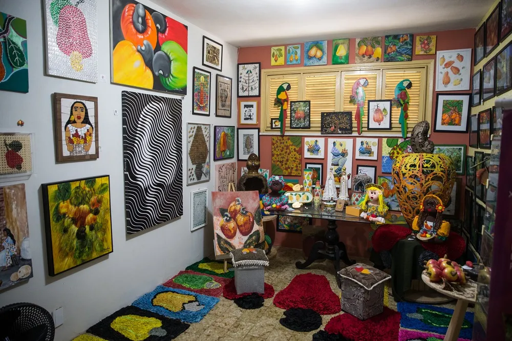 Técnicas de colagem, eco arte, pintura, xilogravura, areia colorida e até um caju gigante, todo feito de ferro e sucata, podem ser encontrados no acervo