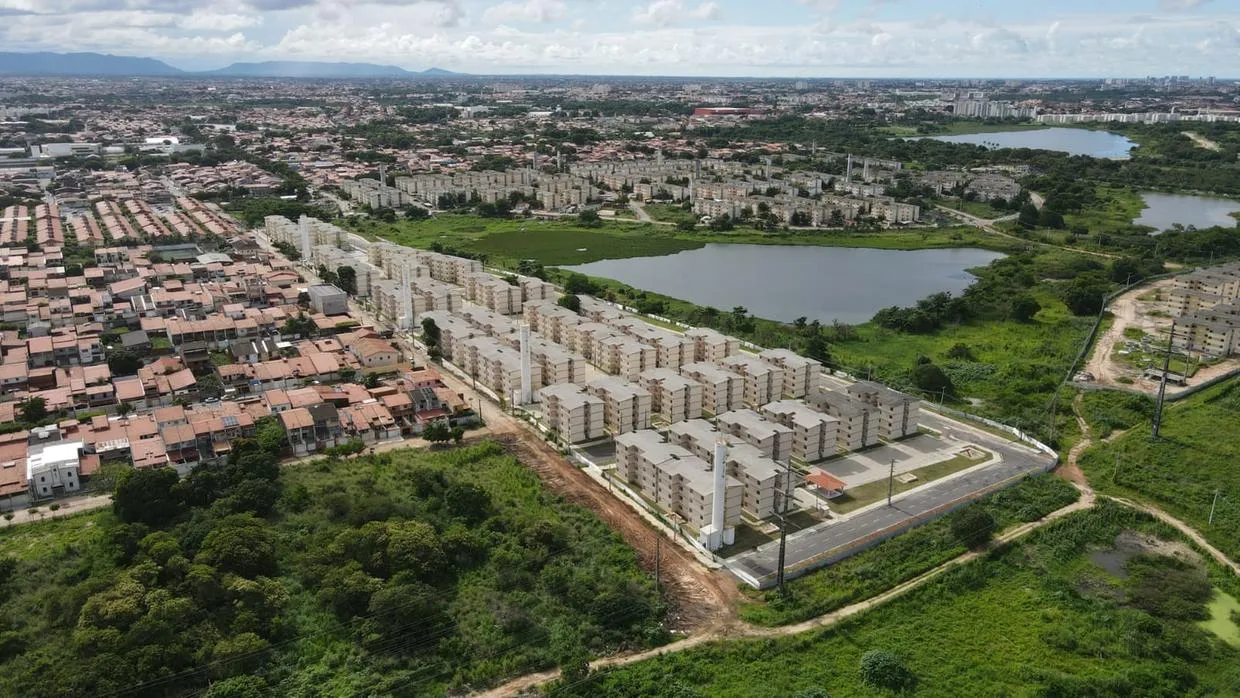 Os apartamentos entregues hoje são distribuídos em 81 blocos de quatro andares, com quatro unidades por pavimento. O valor total do investimento é de R$ 115,7 milhões, sendo R$ 100,5 milhões do Fundo de Arrendamento Residencial (FAR) e mais R$ 15,2 milhões do Governo do Ceará.