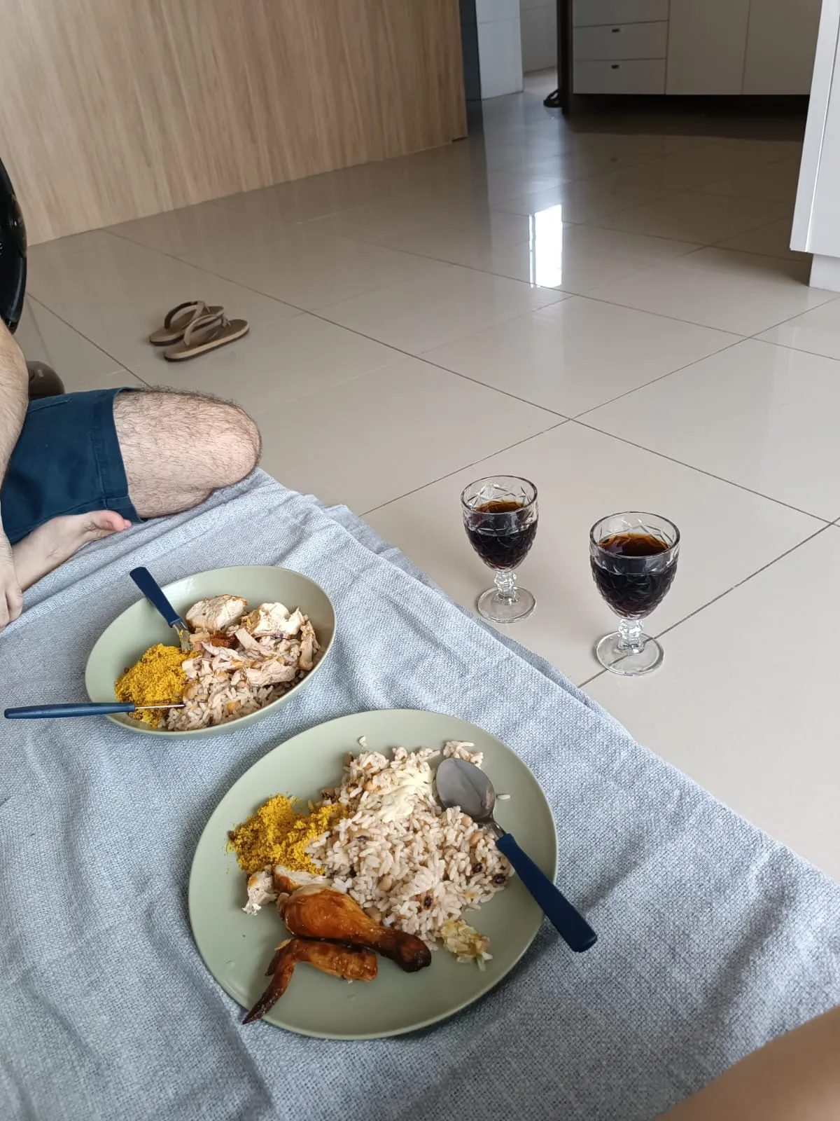 O primeiro almoço na casa nova de Pedro e Jaiana: galeto em cima do colchão