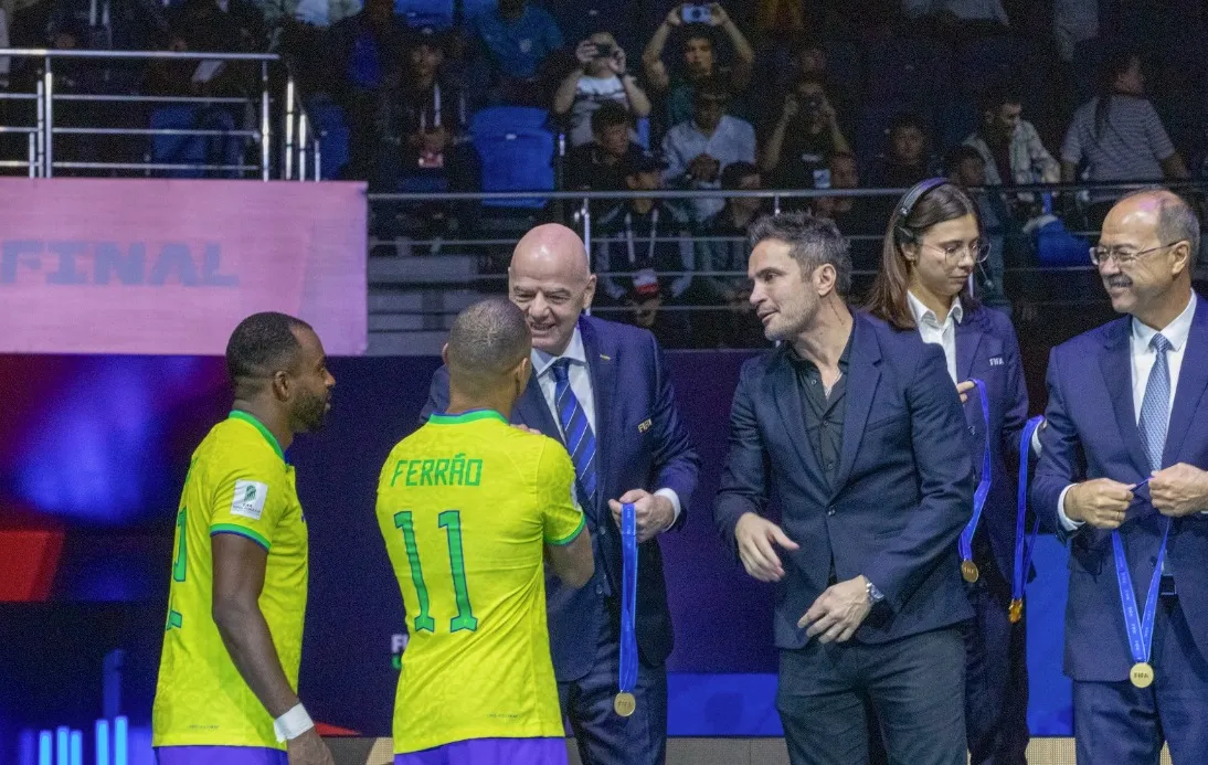 Gianni Infantino, presidente da Fifa, durante cerimônia de entrega das medalhas após o título conquistado pelo Brasil