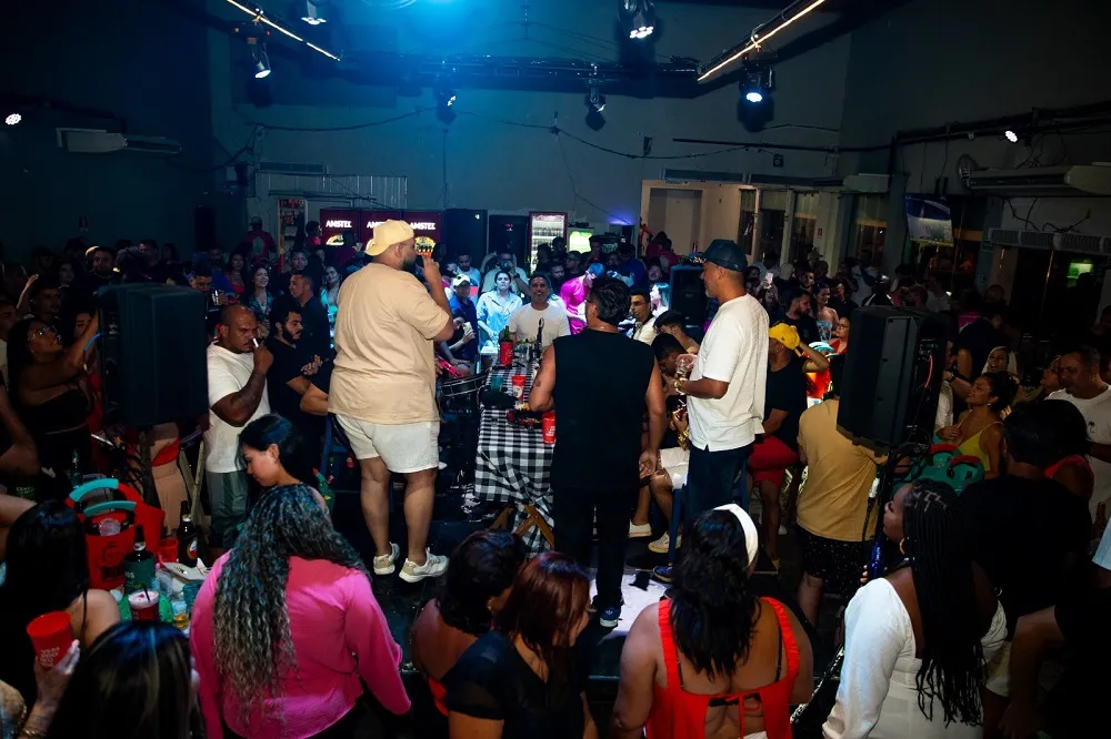 Banda e plateia comungam do mesmo espírito nas rodas de samba