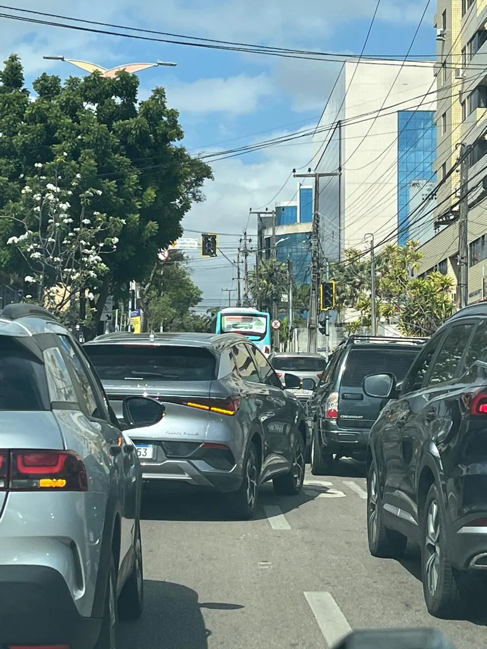 Avenida Pontes Vieira tem registro de engarrafamento