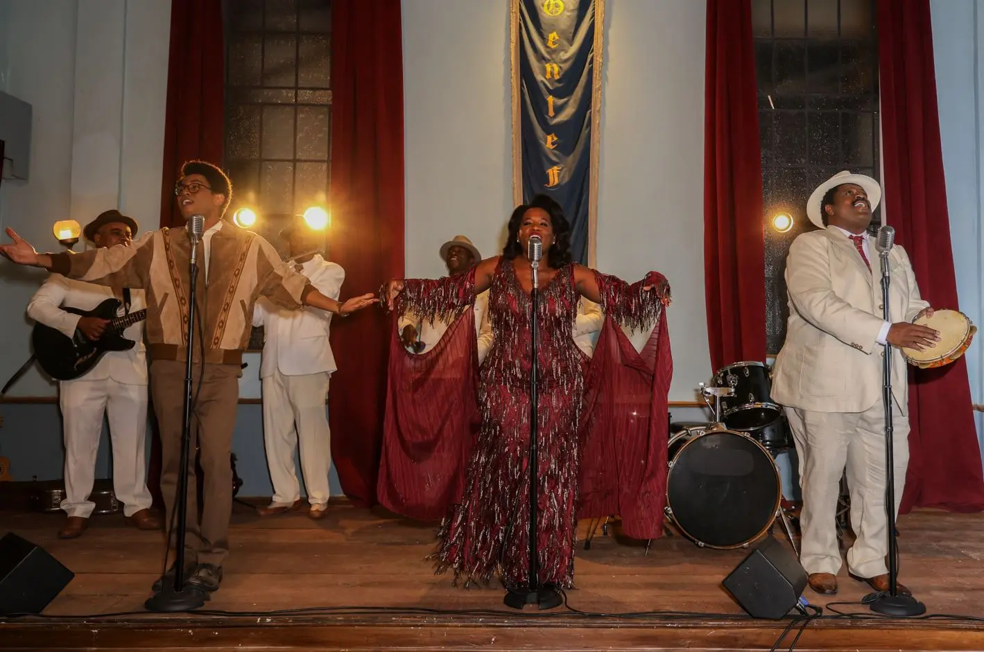 Imagem da notícia: ‘Garota do Momento’ tem festa de lançamento cheia de música e atores como personagens