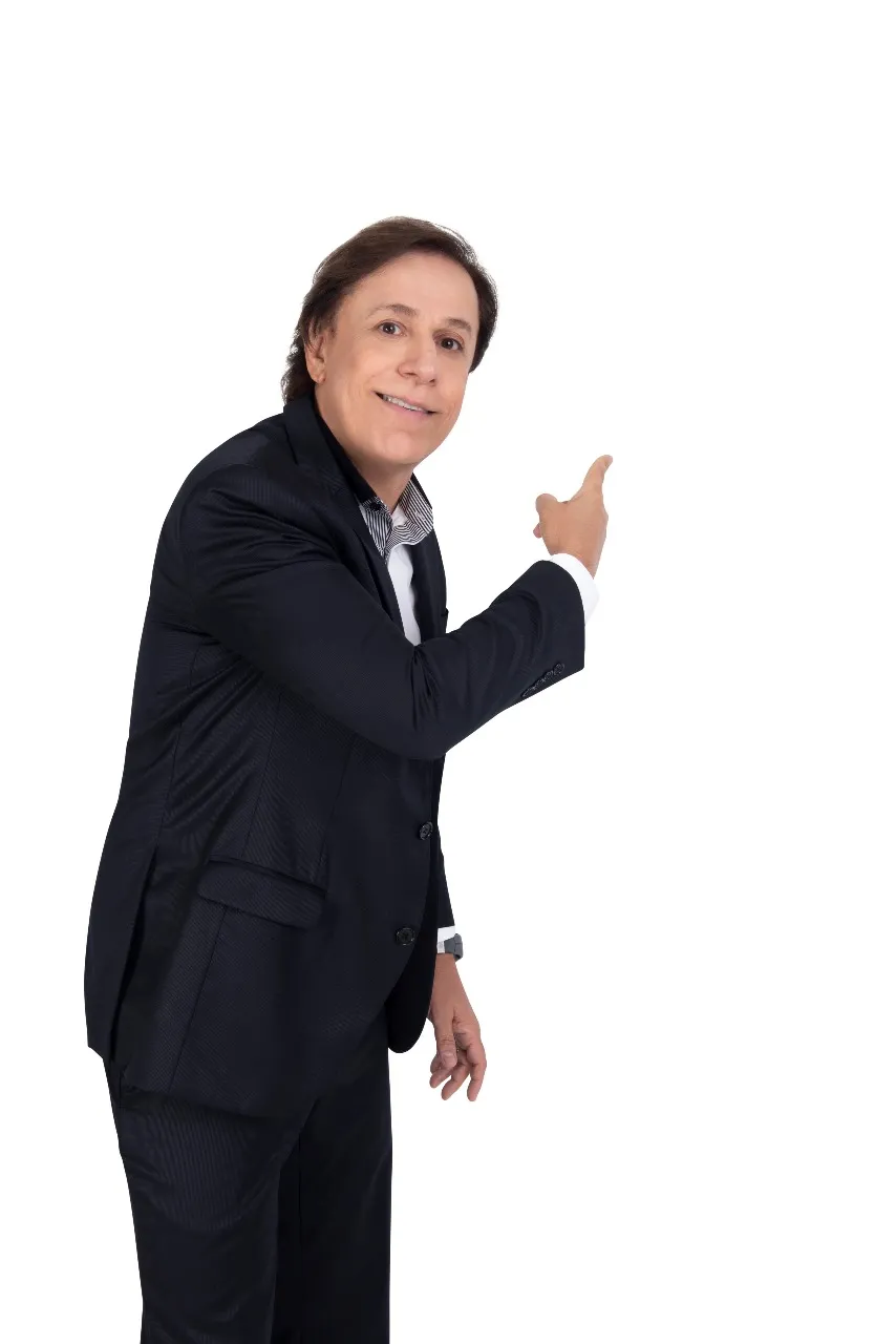 Questionado sobre como define o próprio humor, Tom confessa sempre pensar a respeito da questão