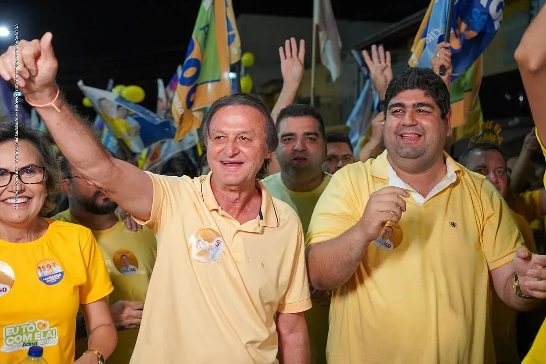 Cirilo Pimenta (PSB), prefeito de Quixeramobim, ao centro.