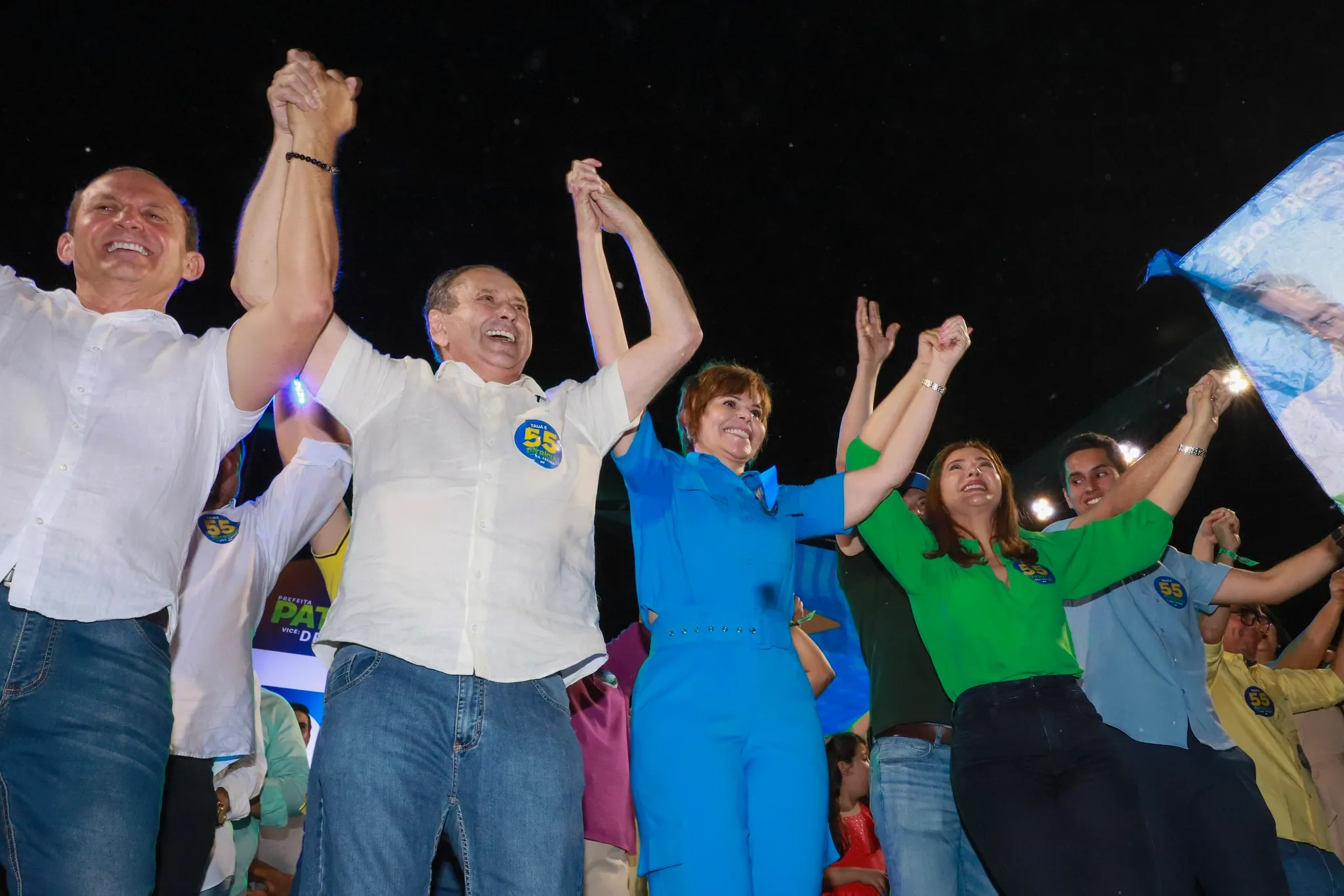 Patrícia Aguiar (PSD), ao centro, de azul, é a prefeita de Tauá.