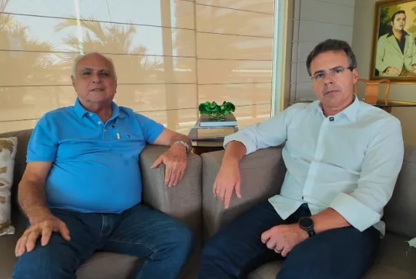 Roberto Pessoa (União), prefeito de Maracanaú, ao lado do vice-prefeito eleito, Gerson Cecchini (PT).