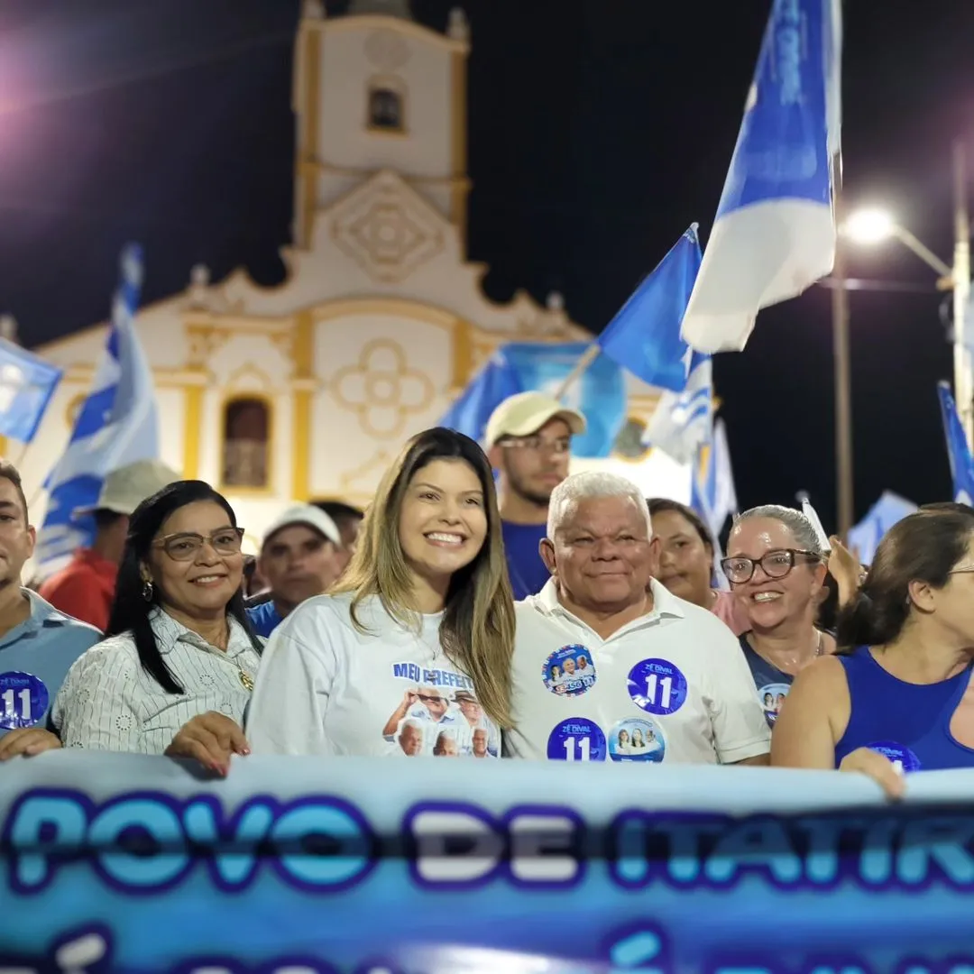 Zé Dival (PP), prefeito de Itatira, ao centro, com a vice-prefeita Carolina Bié (PP).