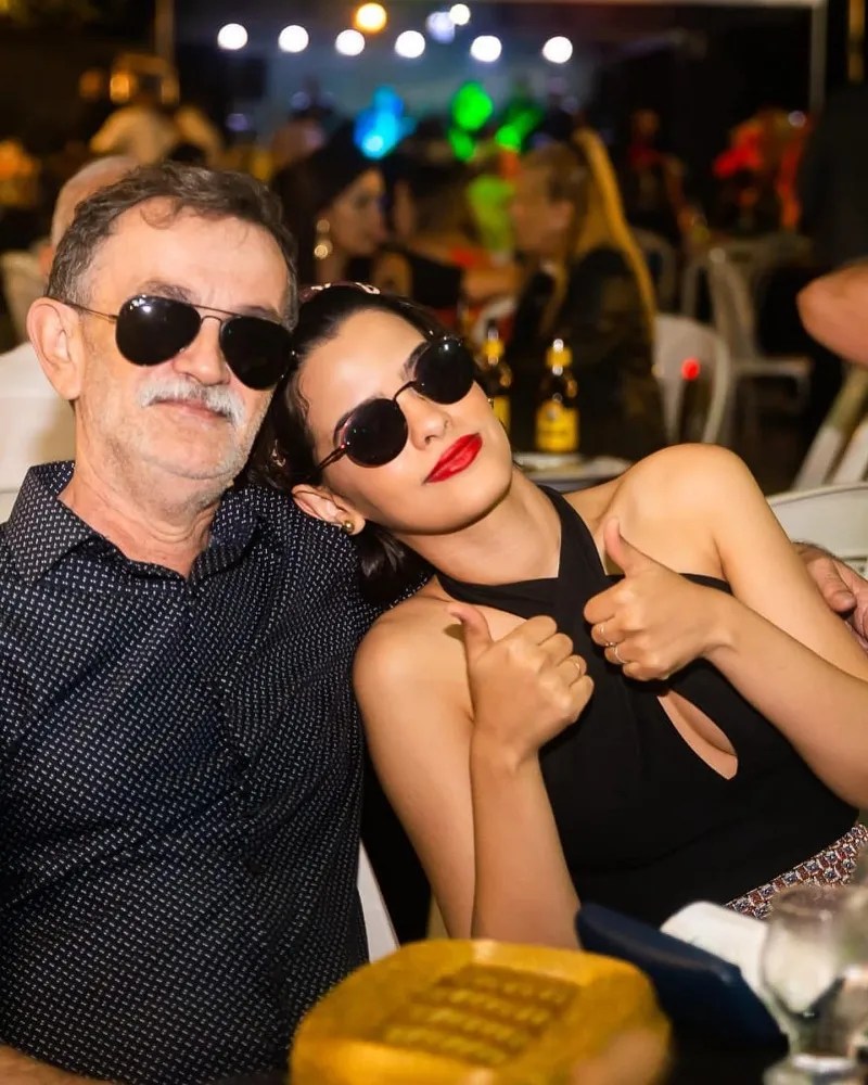 Desde o começo, as cartas passeiam entre homenagem ao pai e a tentativa de uma filha de recuperar o chão que se perde ao receber uma notícia tão difícil