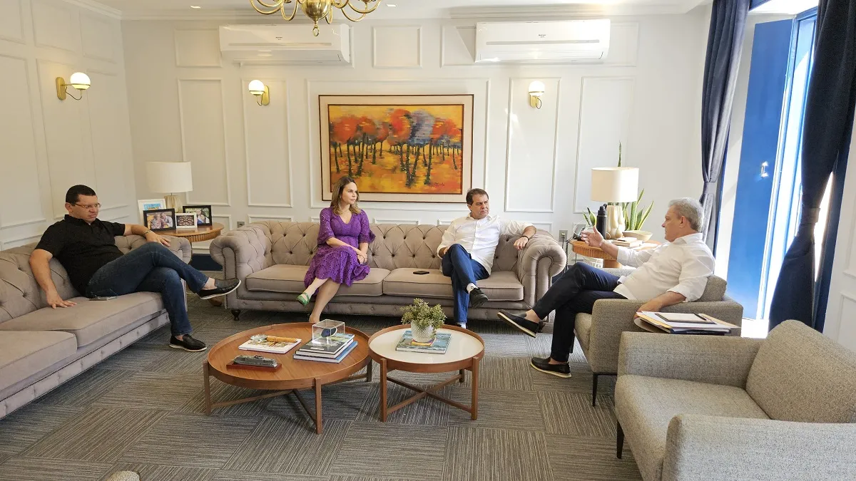 Os coordenadores da transição Gabriella Aguiar, vice-prefeita eleita, e Renato Lima, secretário municipal de Governo, também participaram da reunião