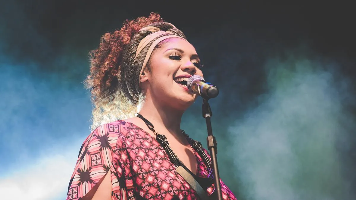 Lorena Nunes é uma das cantoras cearenses que se apresentará na cerimônia