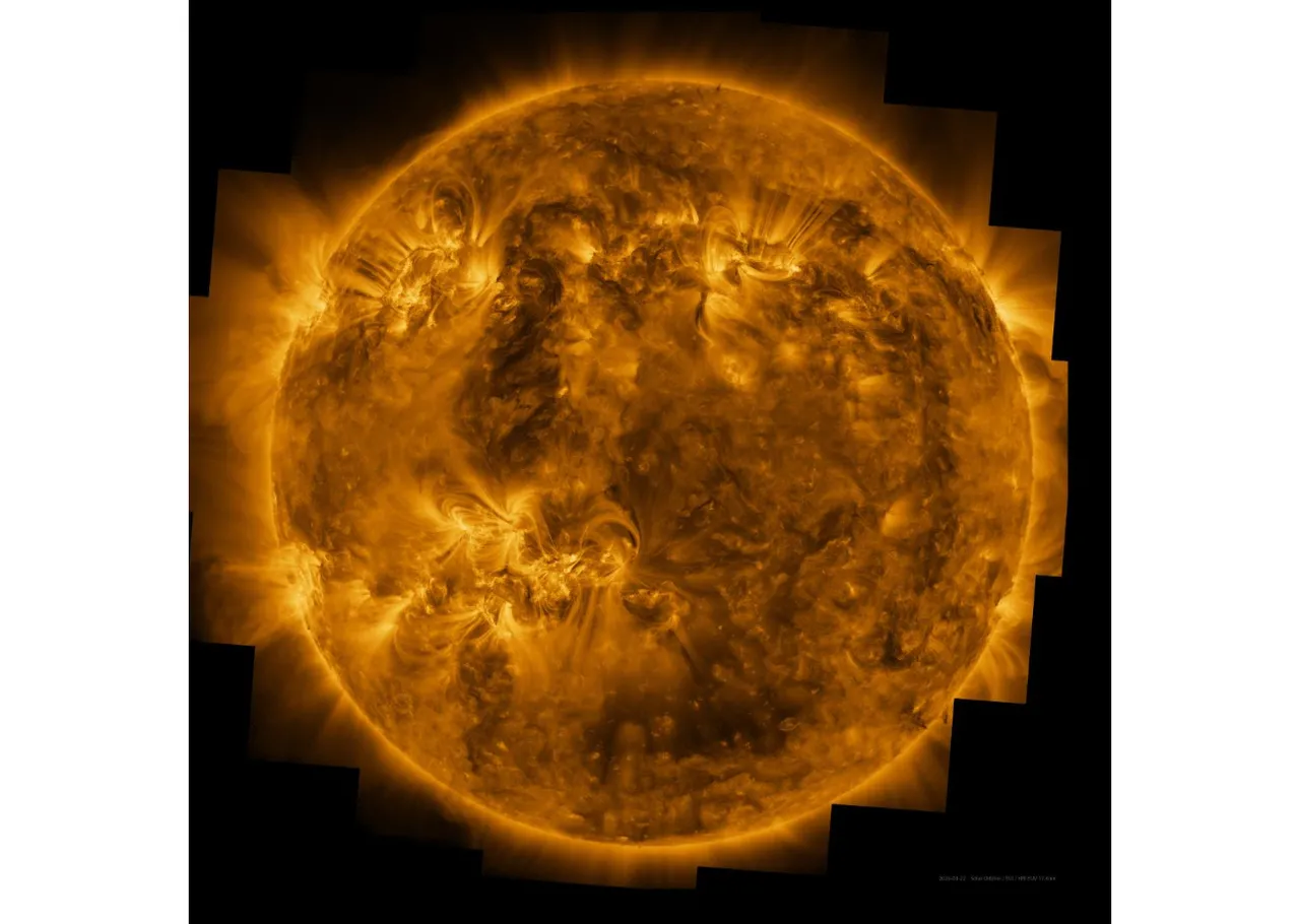 No registro é possível observar a estrela sob a luz ultravioleta, revelando a atmosfera superior do Sol, a coroa estelar