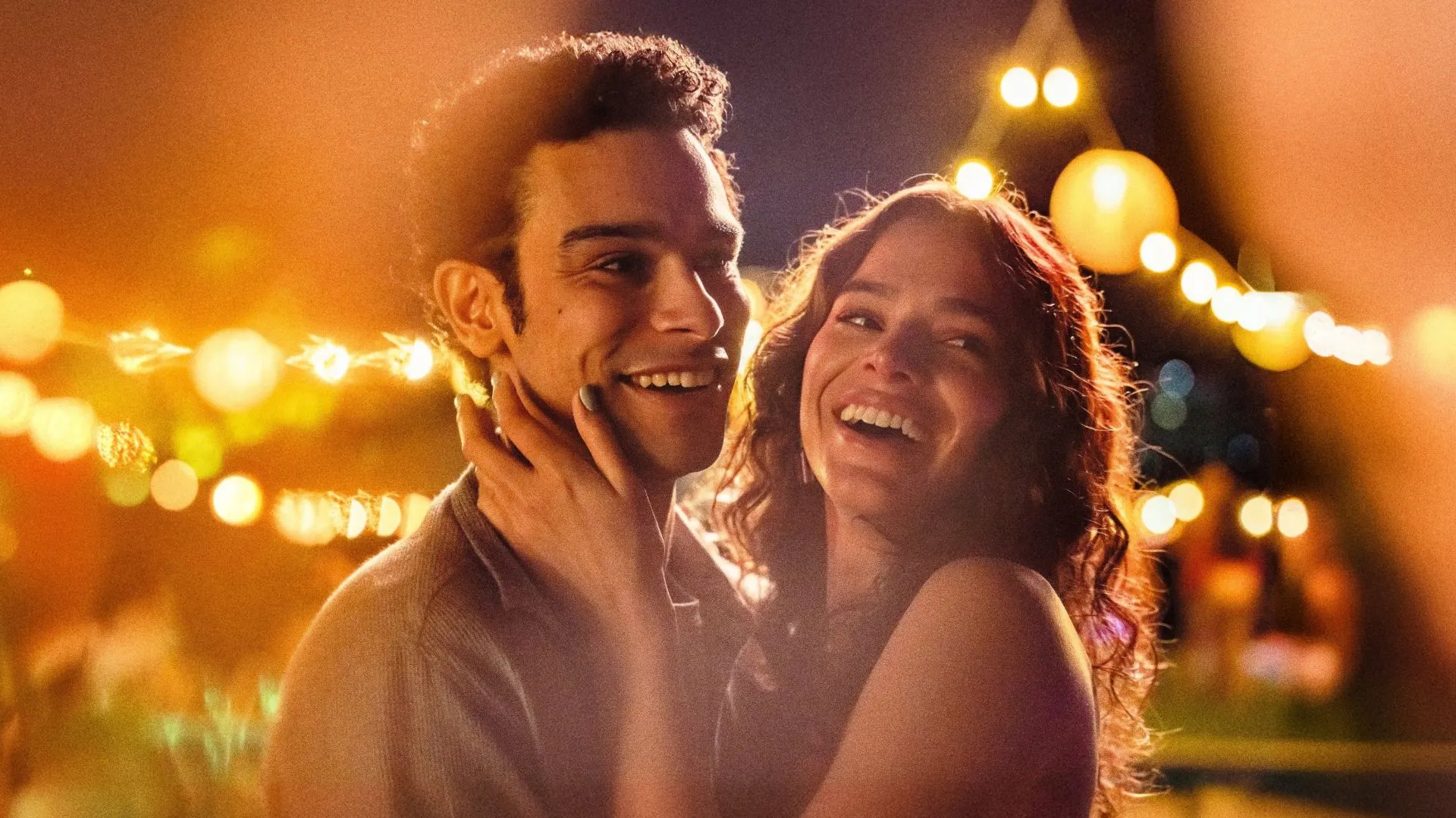 Na história, Bia (Bruna Marquezine) e Victor (Sérgio Malheiros) são amigos de longa data que compartilham desilusões amorosas pela vida