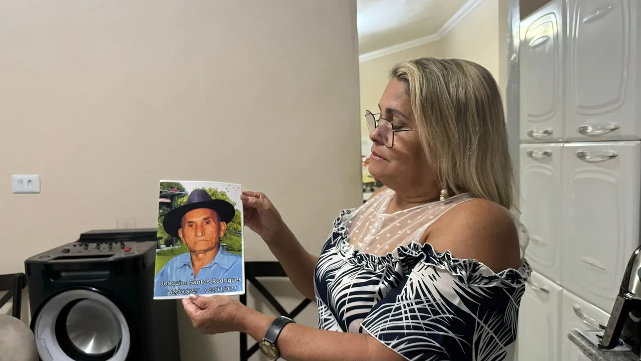 Dona Lucélia mostra lembrança distribuída em homenagem ao pai