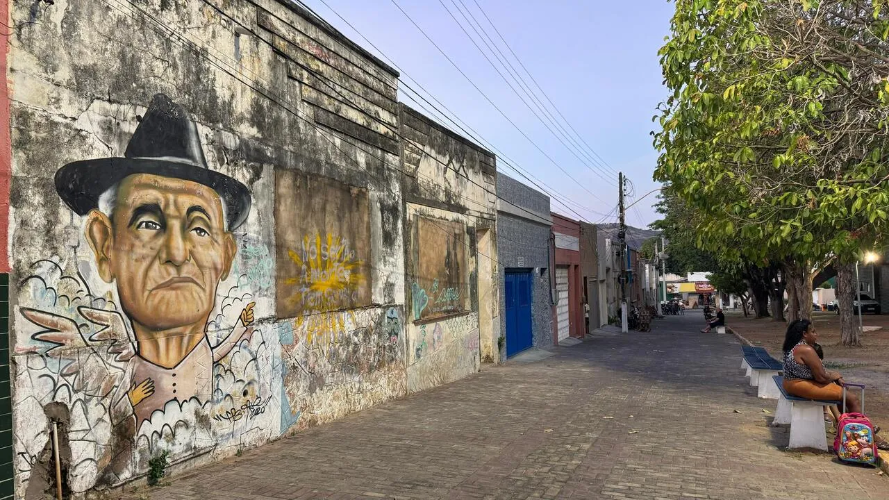 Comerciante e poeta foi homenageado por artista de rua no calçadão ao lado do Memorial Padre Cícero