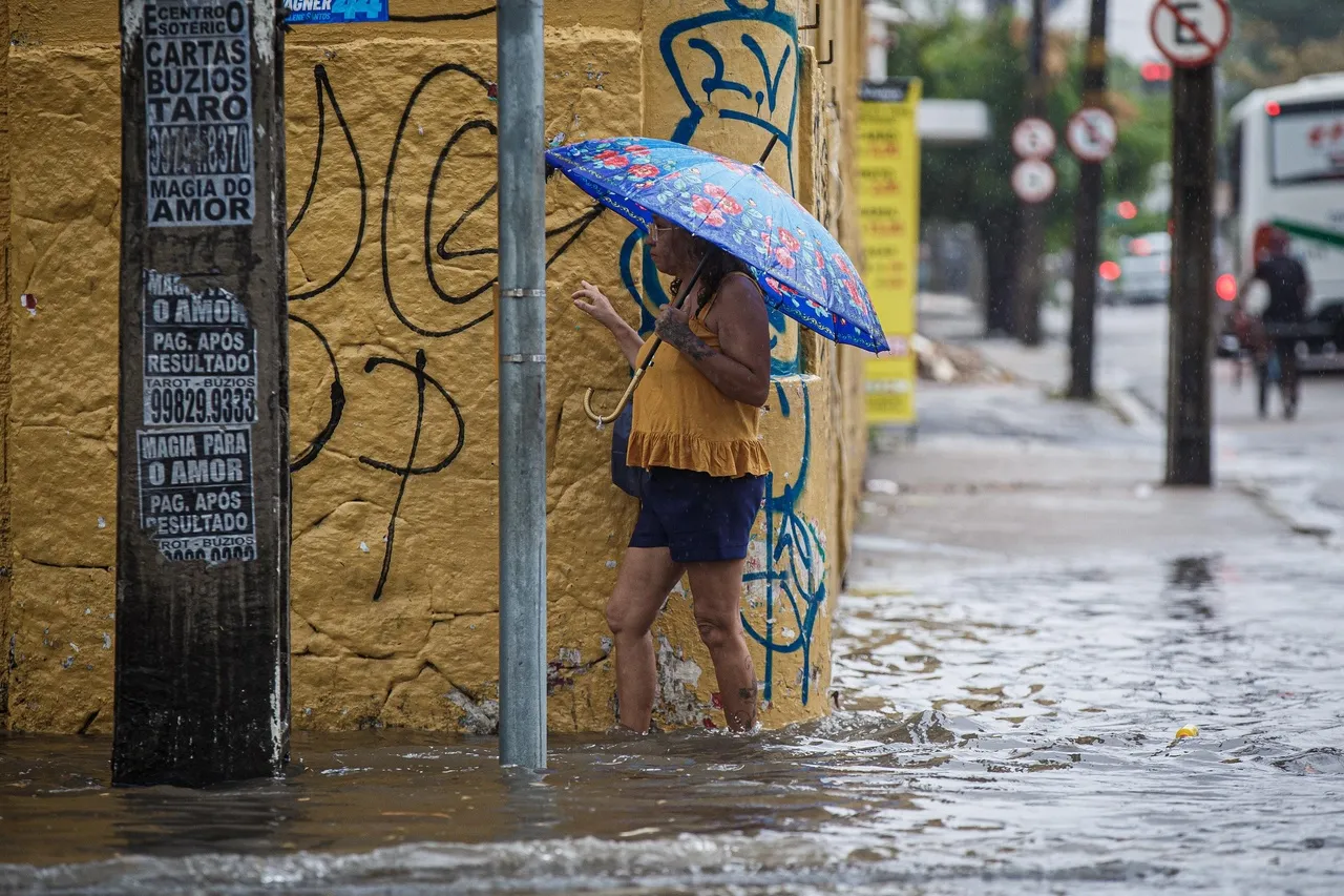 Algumas vias da Capital alagaram, dificultando o tráfego de pedestres