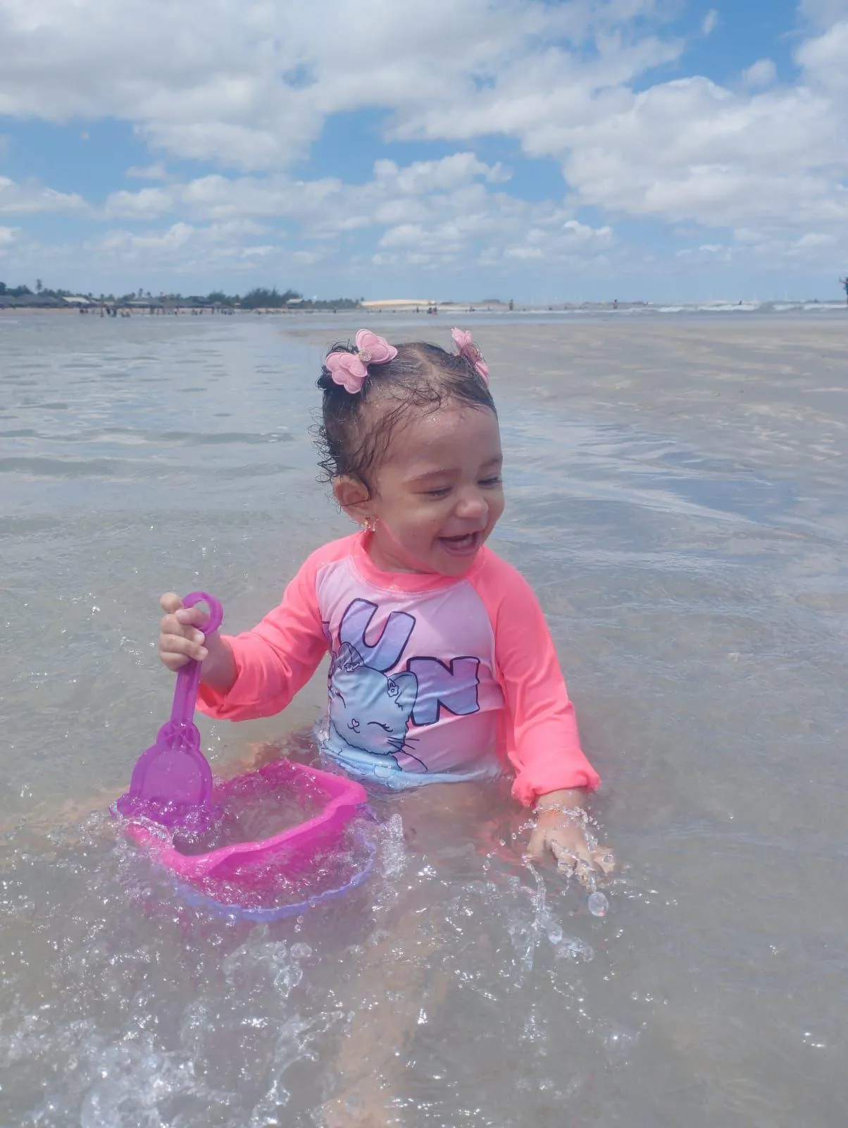 A pequena Maria Laura, de 1 ano e 3 meses, não quis sair do mar depois de conhecê-lo