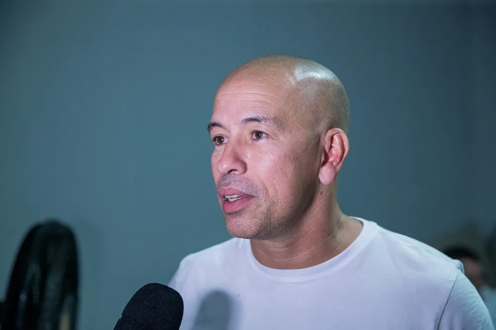 Edmilson Filho regressa à trama com o hilário Aluísio Lee, tímido padeiro do interior do Ceará que sonha em ser um mestre shaolim
