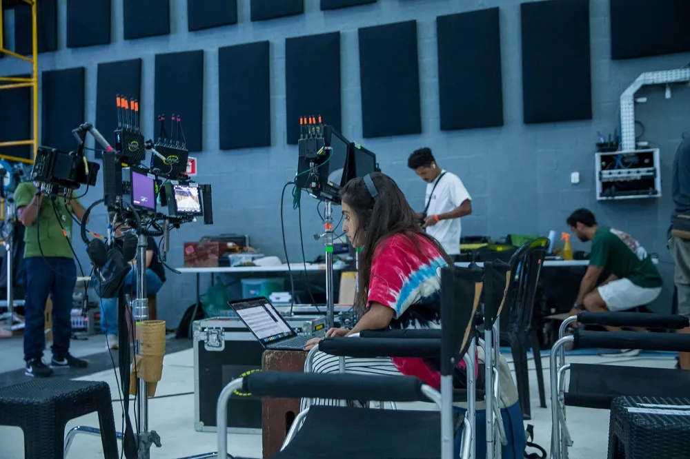 Equipe atenta em preparação para mais uma cena do filme