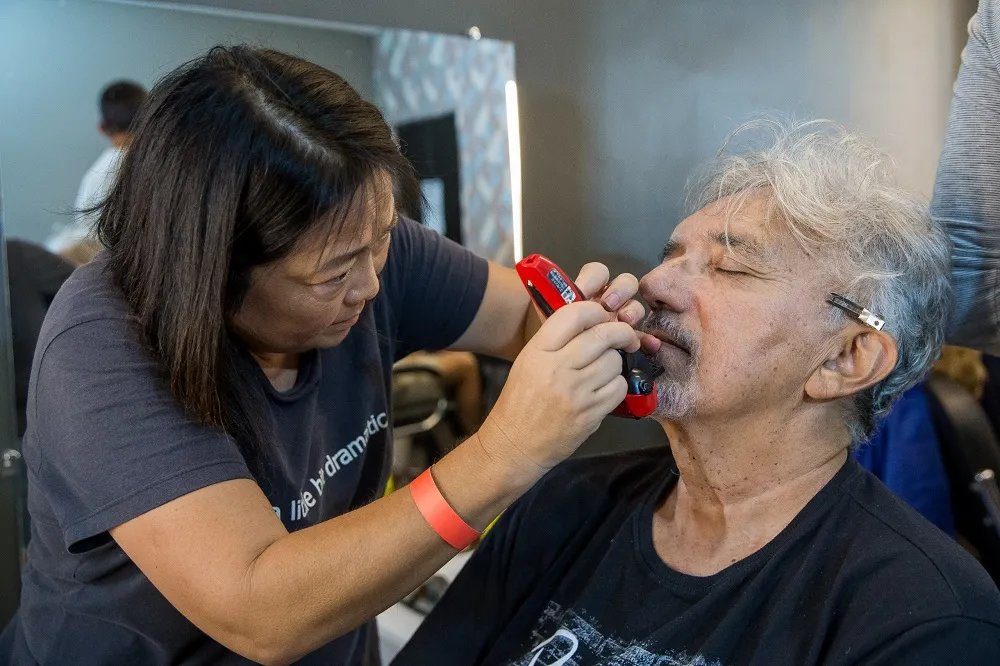 O humorista e ator Falcão no camarim para interpretar o personagem Chinês