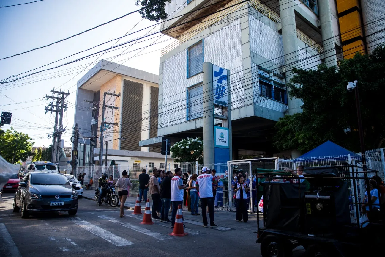 Mobilização de servidores se concentrou na entrada do IJF, no Centro de Fortaleza