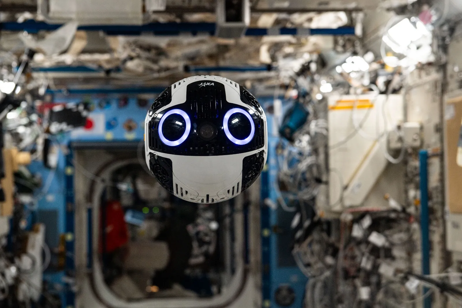 Câmera robótica de voo livre da JAXA dentro do módulo de laboratório Kibo