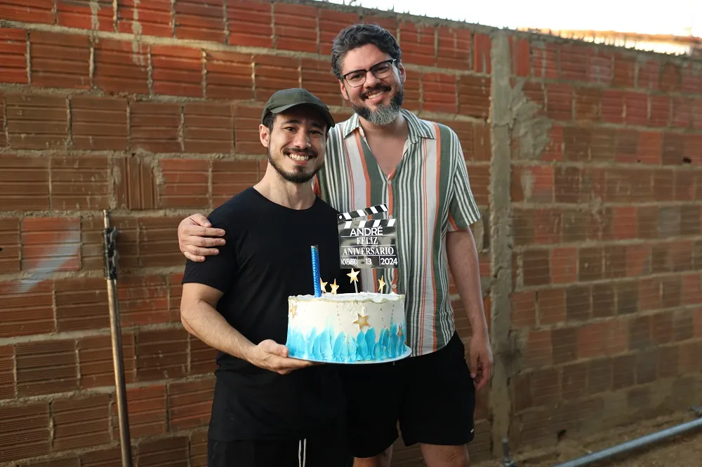 Da esquerda para a direita, André Araújo e Allan Deberton, respectivamente roteirista e diretor do filme