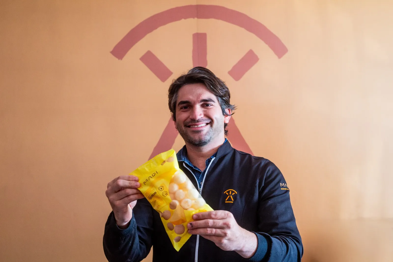 Do polvilho azedo ao produto finalizado nas mãos do proprietário da Madi Biscoitos, Jonhy Alves, diversos processos acontecem