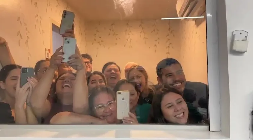Acima, a pequena Mariana e os pais; do outro lado, toda a família acompanhando o parto