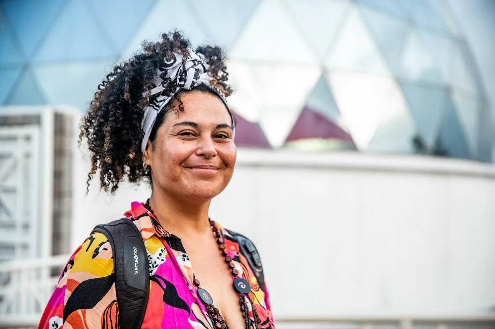 O projeto da argentina Alicia Soledad Lopes Gomes desenvolve chama-se Céu Decolonial, empenhado em ressignificar o nome de constelações levando em consideração o nome de lideranças afro-indígenas