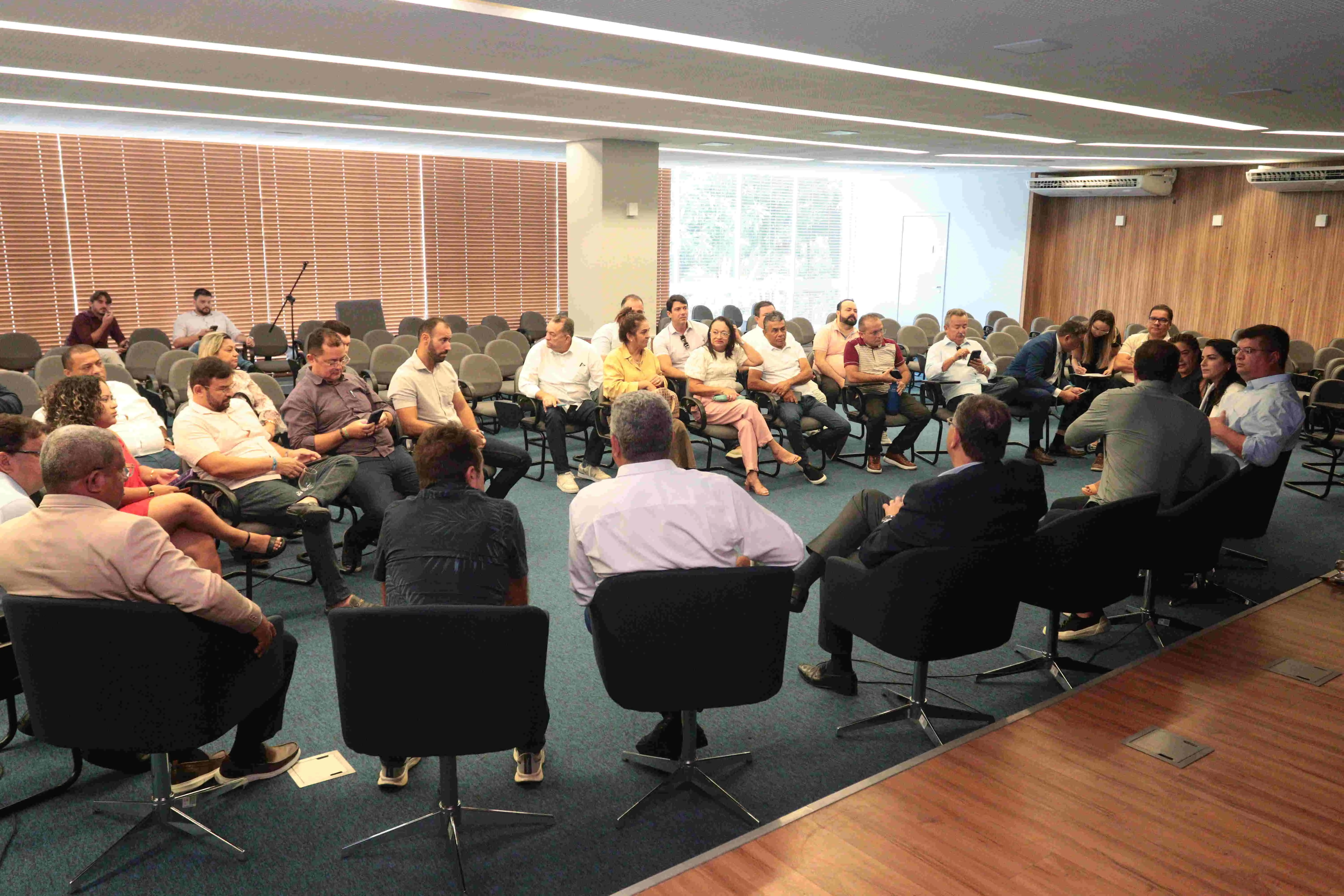 Parlamentares presentes que falaram com o Diário do Nordeste indicaram que teor do projeto do Executivo não foi discutido.