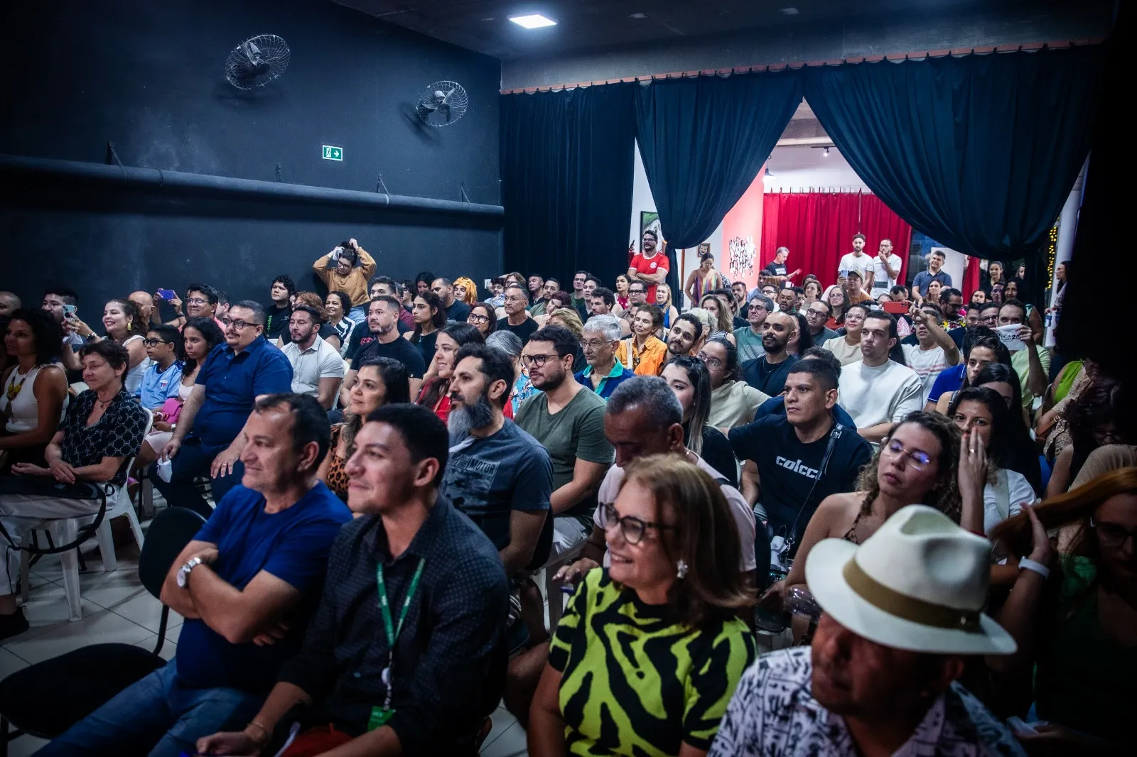 Público lota e reage animado aos projetos desenvolvidos no Teatro da Praia