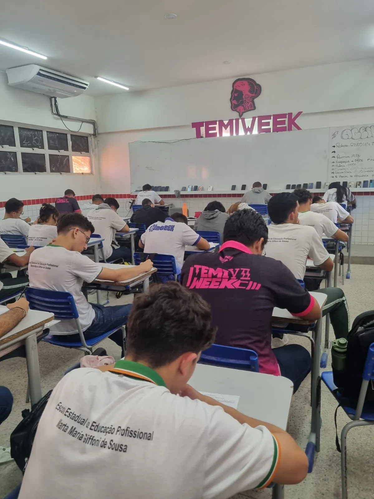 Simulados mensais de redação nas salas de aula