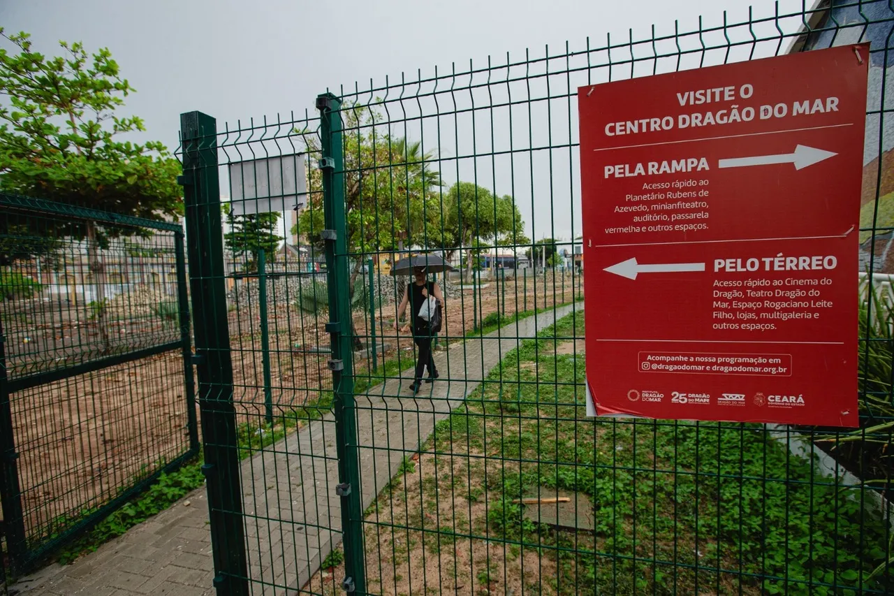 Placas de sinalização foram afixadas para orientar visitantes no acesso ao CDMAC