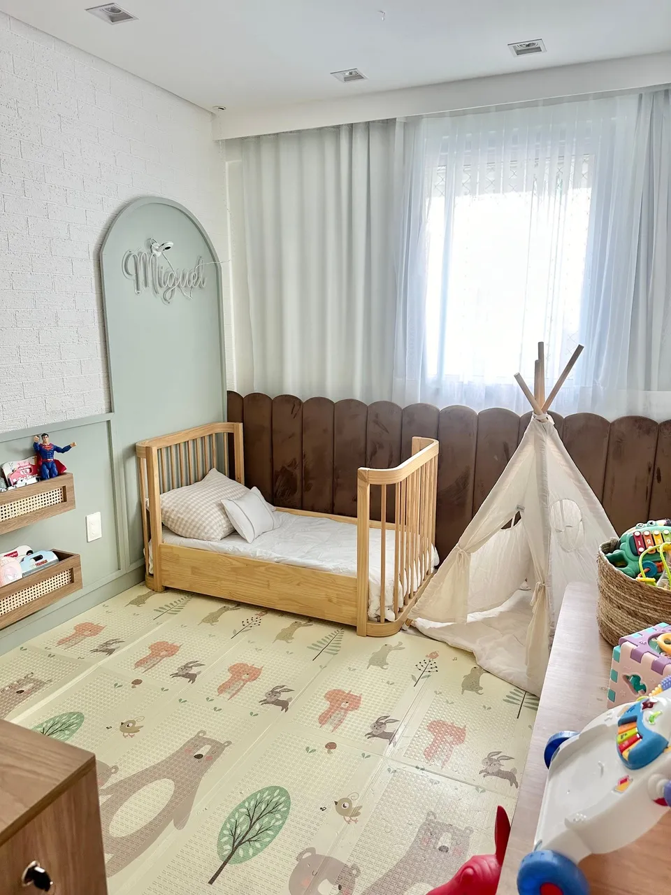 Tapete emborrachado ajuda a amortecer possíveis quedas; já cama montessoriana ajuda com que nada com altura esteja próximo à janela e possa levar o bebê a escalar