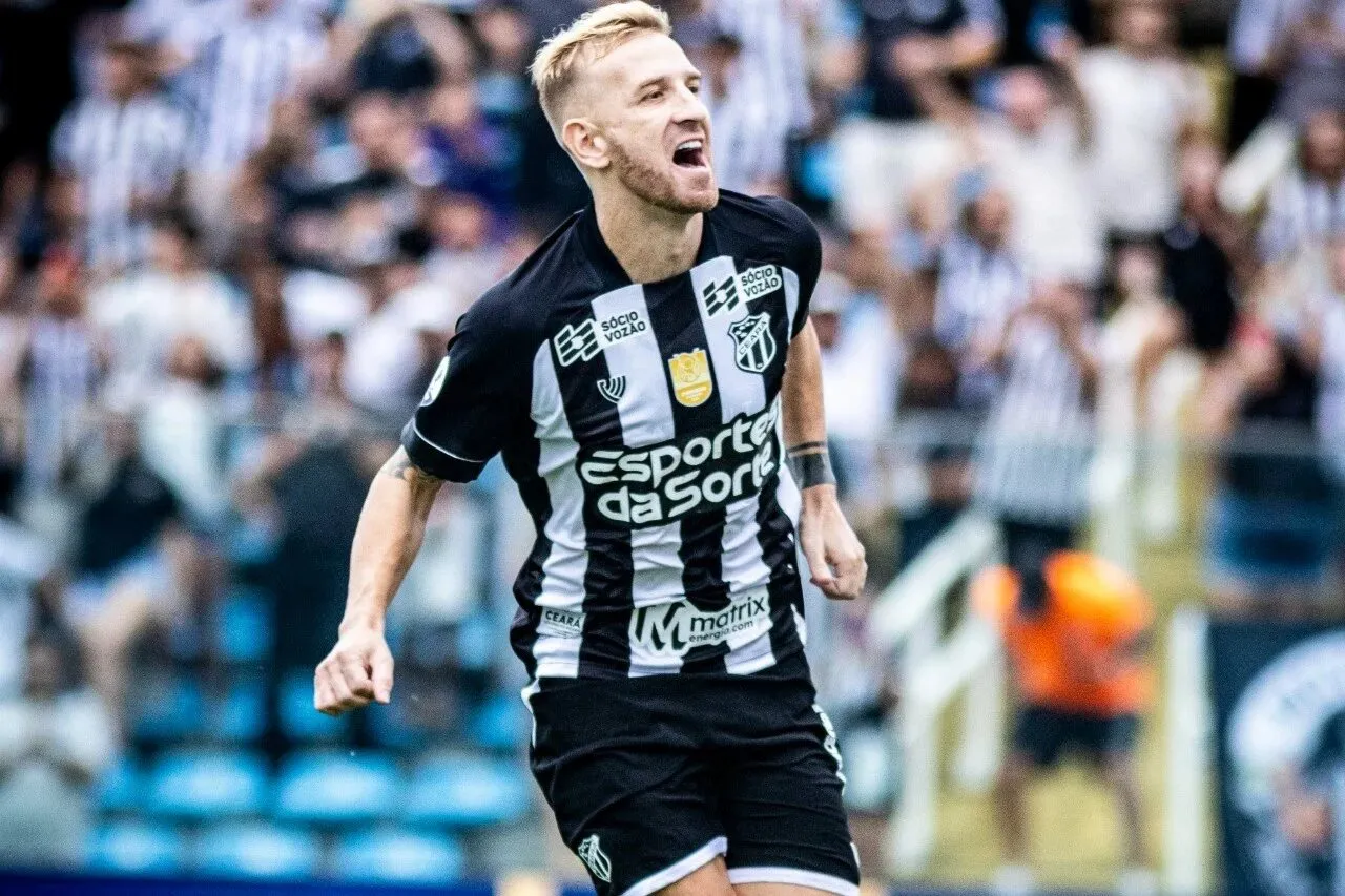 O atacante Pedro Henrique recebeu propostas do futebol nacional, como o Athletico-PR