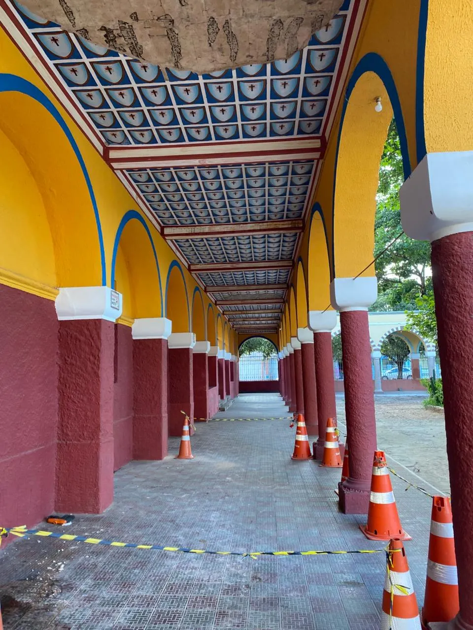 A área danificada fica no corredor externo da paróquia e foi interditada por segurança