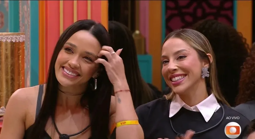 “O povo quebrando o pau”, “o pau comendo”, “siem” e “bicha”, além da clássica vaia cearense, são expressões correntes na boca de Renata e Eva