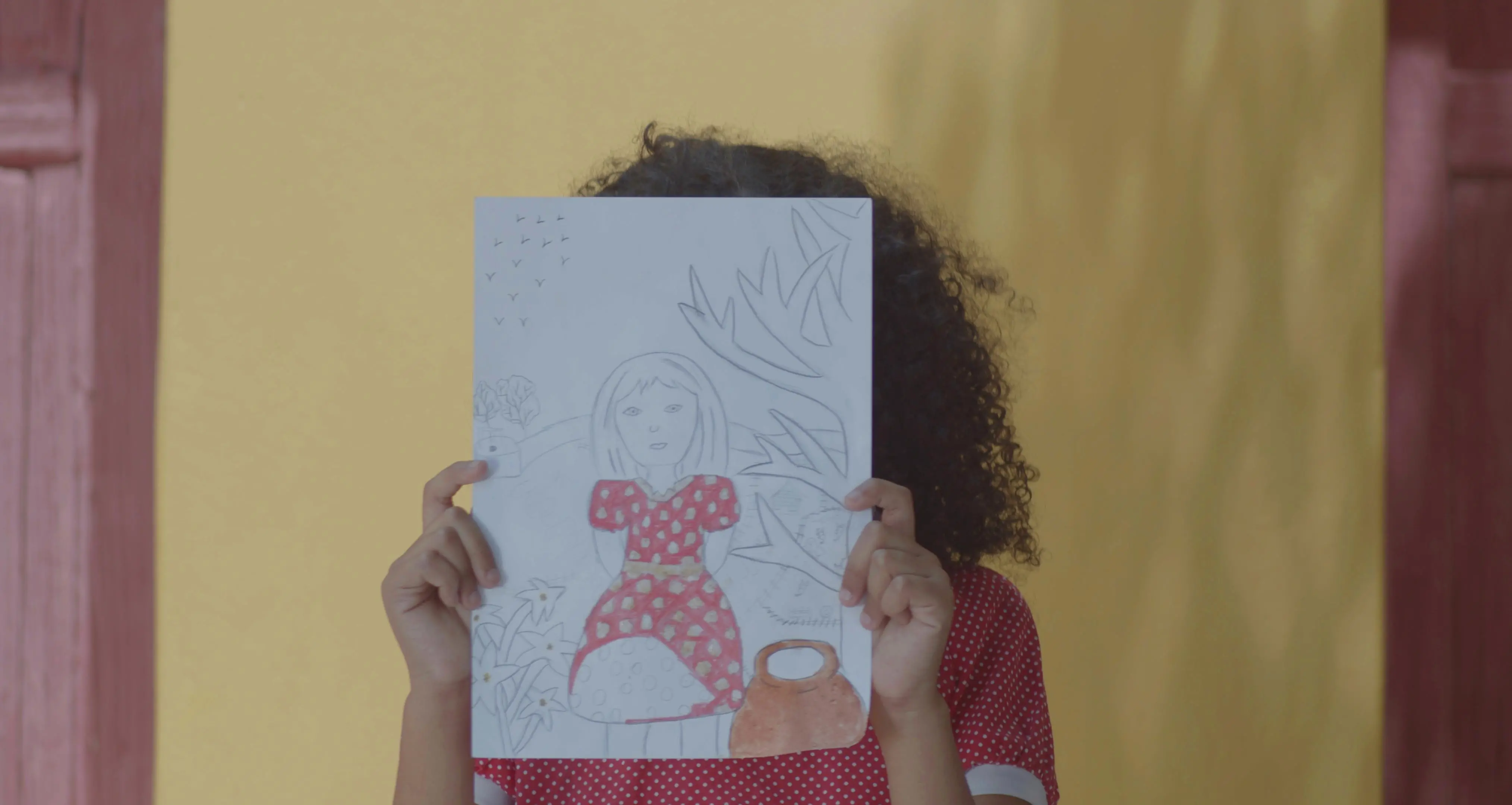 Curta 'Vermelho de bolinhas', de Joedson Kelvin e Renata Fortes, compõe a Mostra Panorama em Tiradentes e será disponibilizado on-line