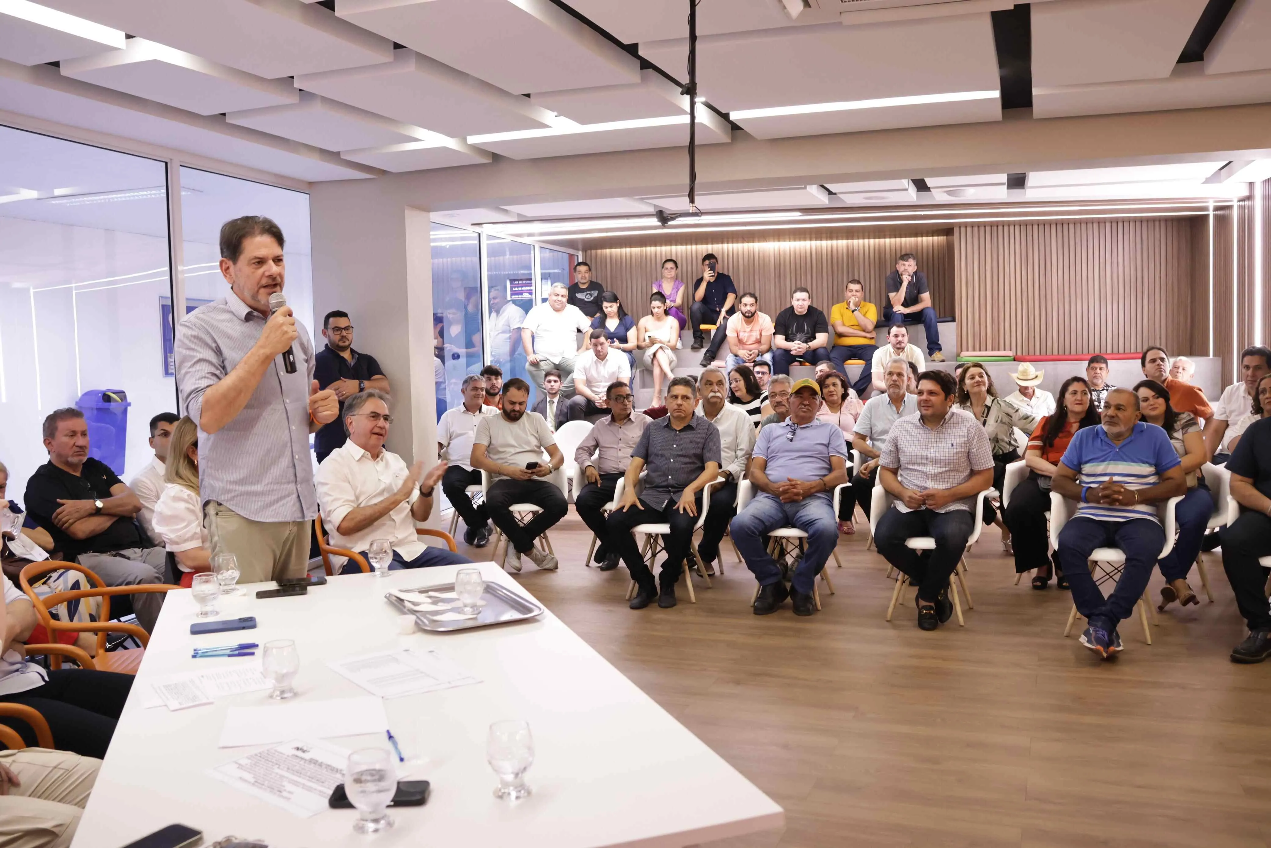Cid Gomes, em reunião que elegeu Lia Gomes presidente do PSB Sobral.