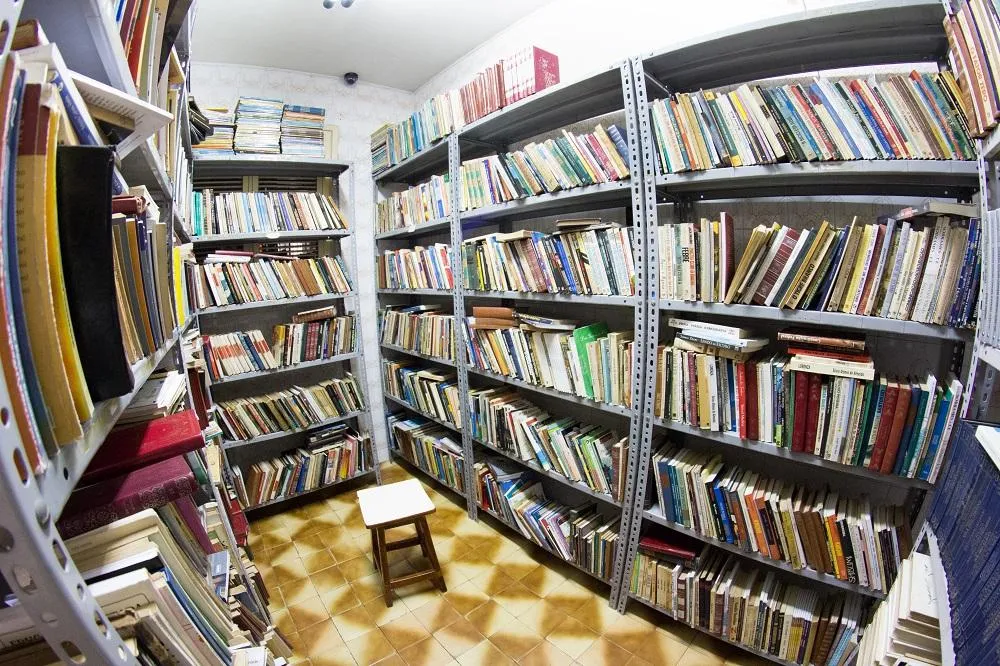 Espaço tem jeitão de sebo e deixa clientes bastante à vontade para apreciar as obras